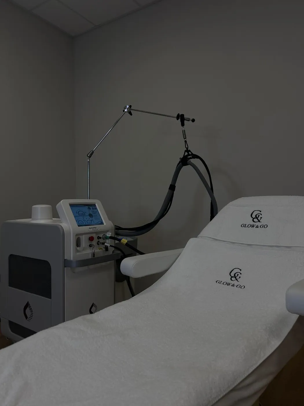 Behandeltafel met Glow & Go-handdoeken en de GentleMax Pro Plus in de salon in Venlo