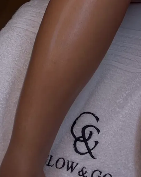 Zijdezacht been op een Glow & Go-handdoek in de salon